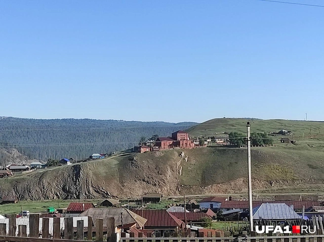 Храм стоит на противоположном берегу речки Каги