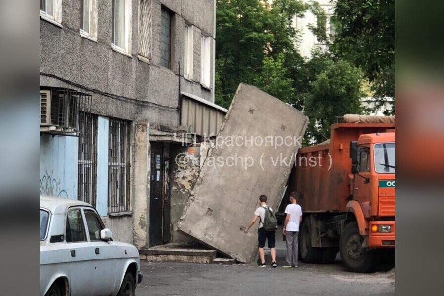 По свидетельству очевидцев из подъезда. Подъезд КАМАЗА К зданию. Козырьки из бетона. КАМАЗ снес забор.