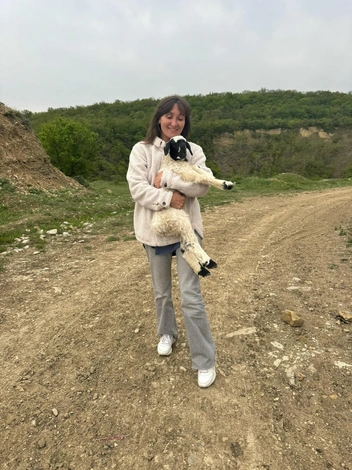 Во время поездки в Дагестан мастерица подержала на руках барашка… | Источник: Ольга Захарова-Керамист / Vk.com