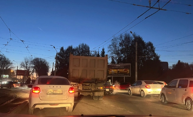 Новосибирцы публикуют фотографии из заторов | Источник: Ne Stas/2ГИС