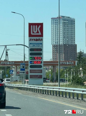 Не пугайтесь: это экран мерцает, на самом деле все марки сейчас еще есть в наличии | Источник: Илья Чикотин / 72.RU