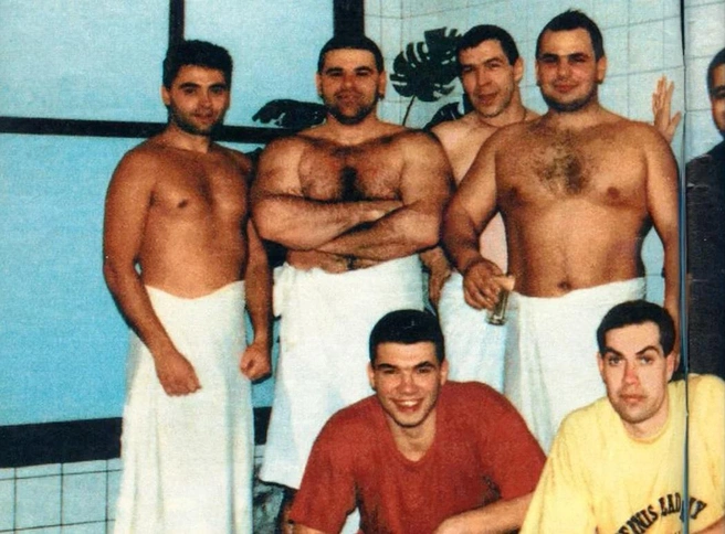 Сергей Горшунов (в красной футболке) позирует среди лидеров ОПГ «Центр», второй слева — Михаил Кучин (убит киллером в 1994 году), в желтой футболке — авторитетный бизнесмен Андрей Соколовский (застрелен в 2010 году) | Источник: книга «Ловцы банд. Место встречи…»