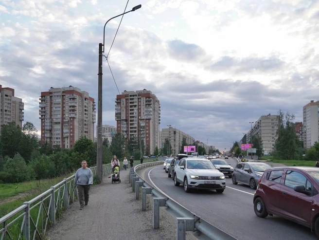 Участок Советского проспекта сейчас двухполосный, в часы пик образуются пробки | Источник: Павел Даиси / FONTANKA.RU