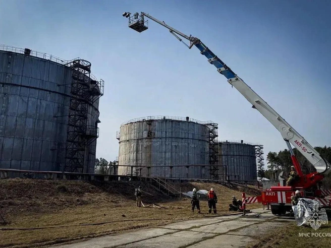 Условное возгорание резервуара с нефтепродуктами объемом 10 000 м³ стало сценарием учений | Источник: МЧС Свердловской области
