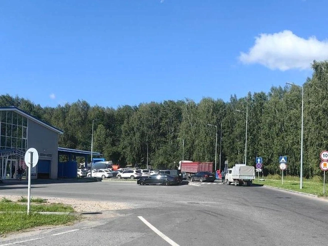 На заправке лишь несколько машин, что в сравнении с прошлыми днями трудно назвать очередью | Источник: Павел Красоткин / 72.RU