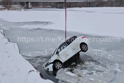 У стадиона Ак Барс Арена машина упала в реку