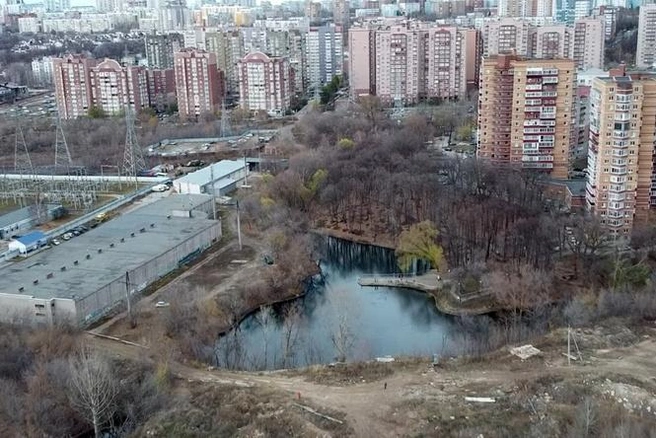 Иск прокуратуры связан с планами фирмы на часть земли у местного водоема | Источник: «Веселый Хохотун» / YouTube.com