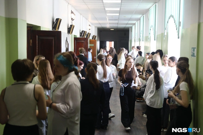 По словам журналиста НГС, выпускники чувствуют себя взволнованно, но настроены оптимистично | Источник: Александр Ощепков / NGS.RU