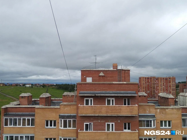Крыша того самого дома, куда в грозу ударила молния | ngs24.ru