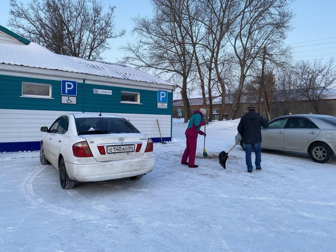 За ночь кровь застыла и сильно впиталась в снег, поэтому его приходится снимать слоями | Источник: Ирина Господаренко / NGS22.RU