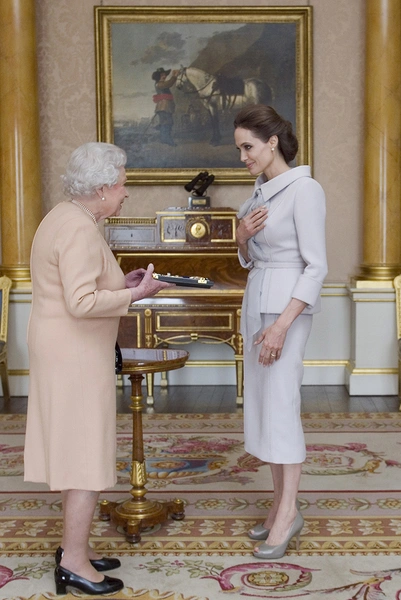 Анджелина Джоли (Angelina Jolie), Елизавета II (Elizabeth II)