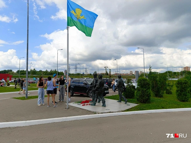 К памятнику положили десятки гвоздик | Источник: Максим Улитов / 71.RU