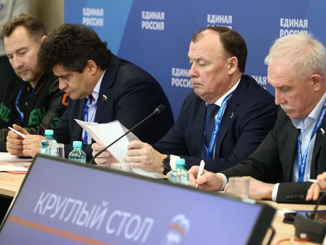 Мэр Екатеринбурга Алексей Орлов на форуме, рядом депутат Вячеслав Брозовский и сенатор Александр Высокинский | Источник: Владислав Лоншаков / E1.RU