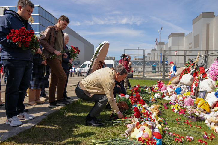 К «Крокусу» снова несут цветы, звезды говорят об утратах: 40 дней со дня теракта