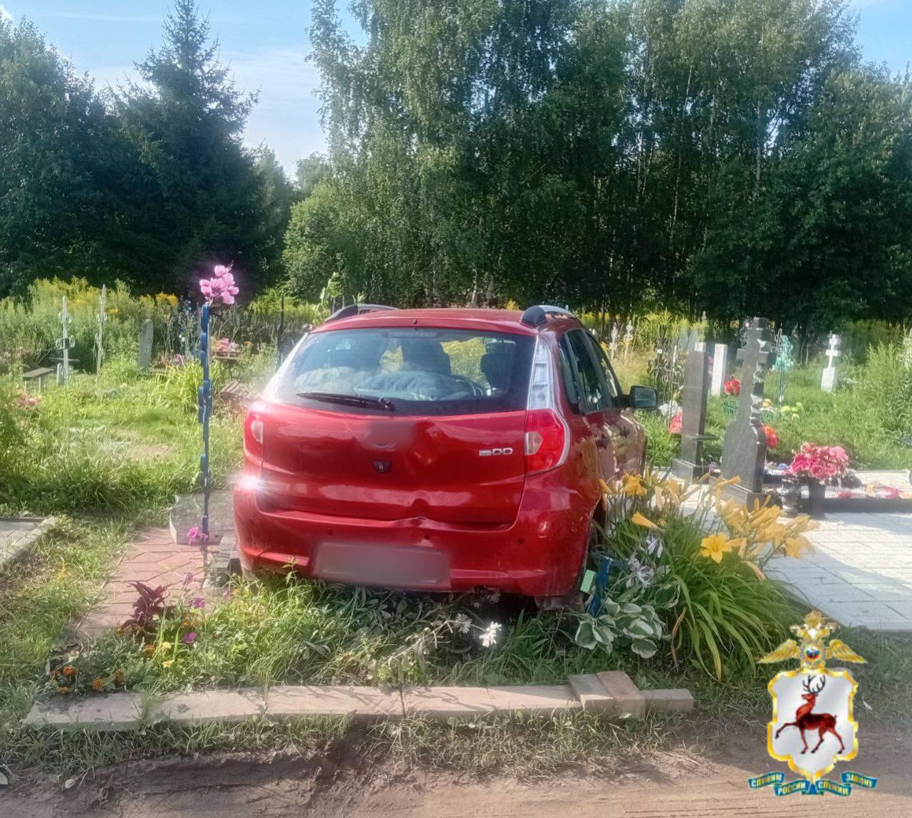 В Нижегородской области пьяная женщина устроила ДТП на кладбище