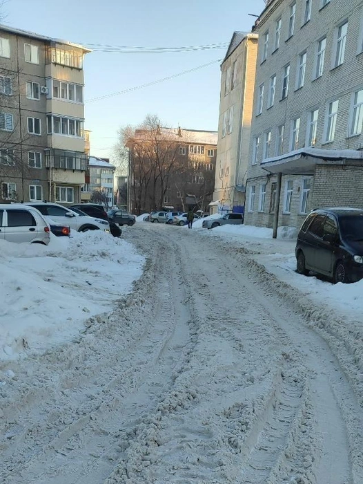 На улице 1-й Заводской в районе дома № 48 вместо проезда — снежная каша | Источник: Инцидент | Курган / vk.com