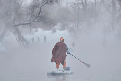 Богатыри и Снегурочки устроили морозный заплыв на сапсерфах