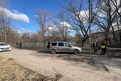 В Волгограде рабочий пострадал под колесами иномарки у школы