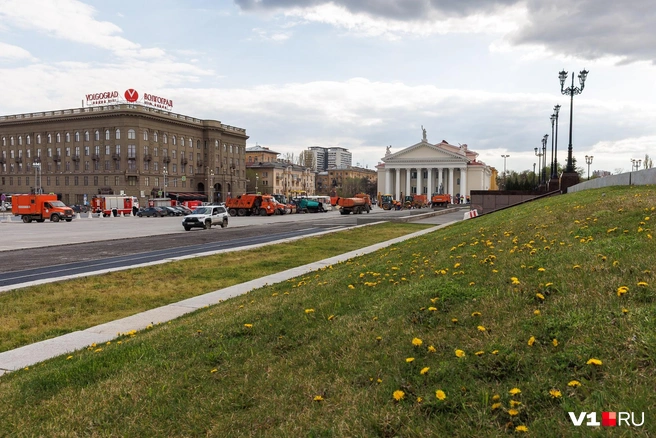 Парковка всё еще выполняет свои функции. Но лишь для дорожной техники | Источник: Алексей Волхонский / V1.RU