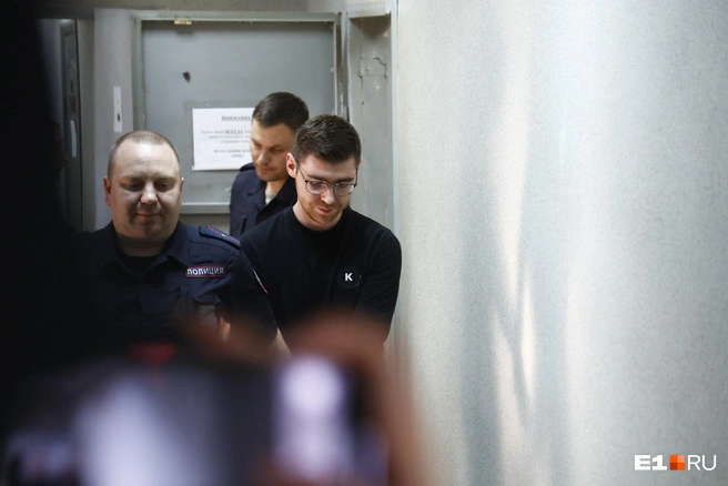 В зал суда журналиста завели под конвоем | Источник: Владислав Лоншаков / E1.RU