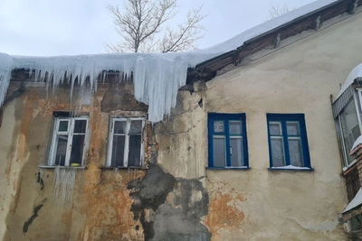 В Строителе снег обрушил крышу аварийного дома