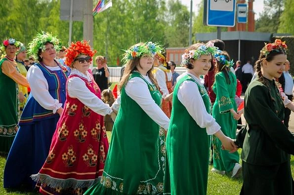 Гости смогли поводить хороводы, послушать военные песни, попробовать солдатскую кашу | Источник: администрация Омского муниципального района