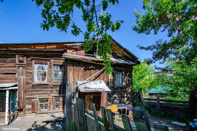 Больше ста лет простоял двухэтажный дом. После расселения жильцов годами ветшал и в итоге попал под ковш экскаватора | Источник: Сергей Бушуев / Vk.com