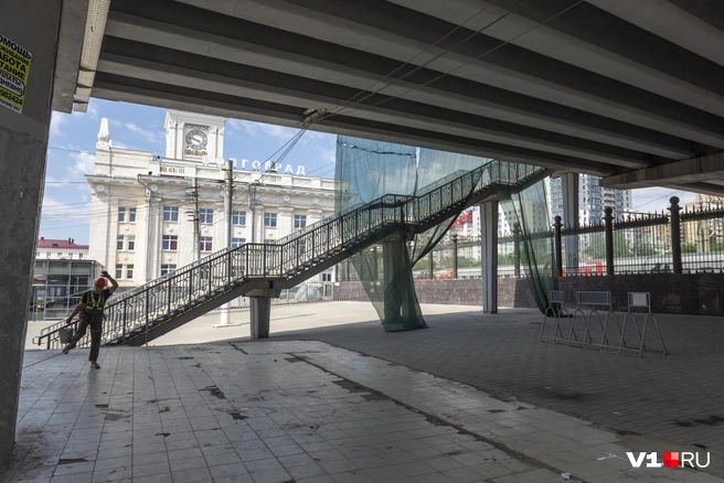 Обшарпанные ступени Комсомольского путепровода засыпаны мусором и песком | Источник: Константин Завриков / V1.RU
