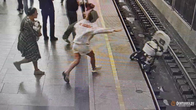 Мать отвернулась на пару секунд: момент падения коляски в метро Петербурга попал на видео | Источник: «Фонтанка.ру»