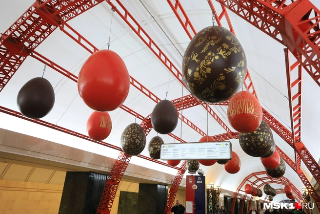 Пассажиры станции «Трубная» особенно часто чувствуют атмосферу праздника | Источник: Артем Устюжанин / MSK1.RU