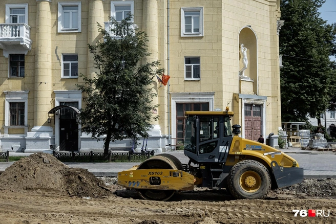 Каток разравнивает основание дороги  | Источник: Александр Куренной / 76.RU