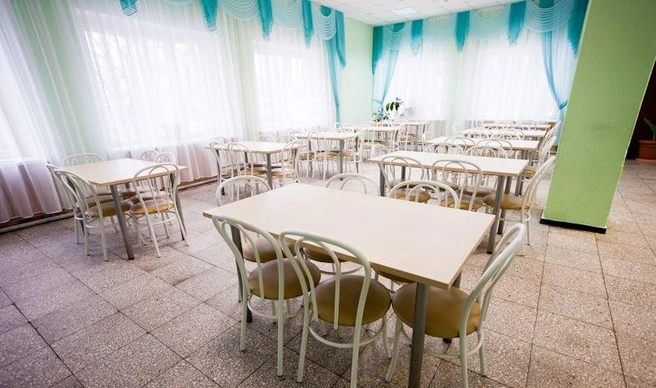 Столовая в светлых тонах | Источник: camp.samregion.ru