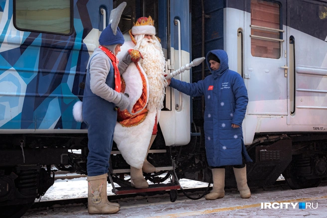 А вот уже вслед за внучкой вышел и сам Дедушка Мороз (и если вы сейчас не проскандировали это про себе, то мы уже даже не знаем) | Источник: Арсений Чекмарёв / «ИрСити»