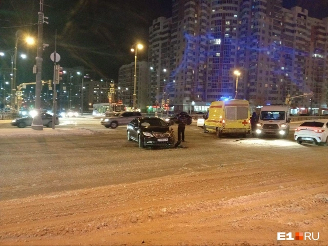 Реанимобиль ехал на красный, но медленно и со включенными маячками, а иномарка ехала на зеленый слишком быстро | Источник: читатель E1.RU