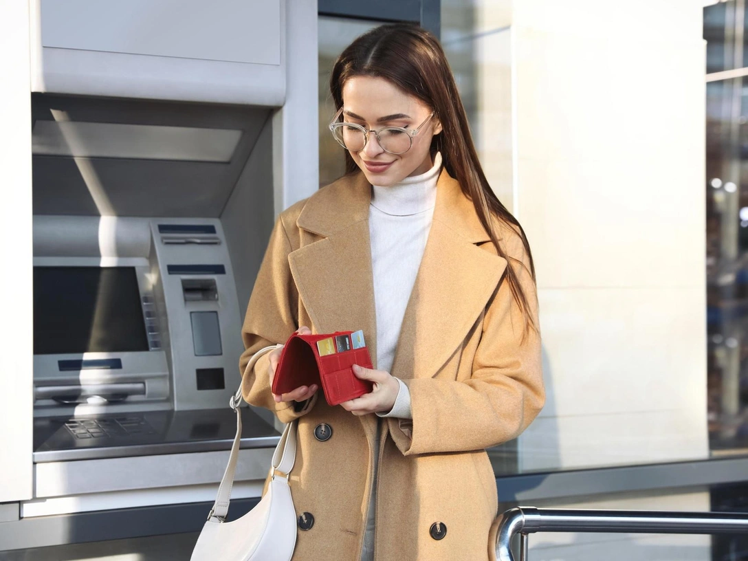 Магия денег: какого цвета должен быть кошелек, чтобы он притягивал финансы | marieclaire.ru