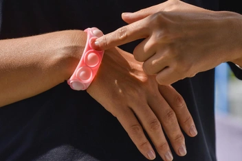 Амулет для ЕГЭ: спасут ли поп-ит-браслеты подростков от стресса?