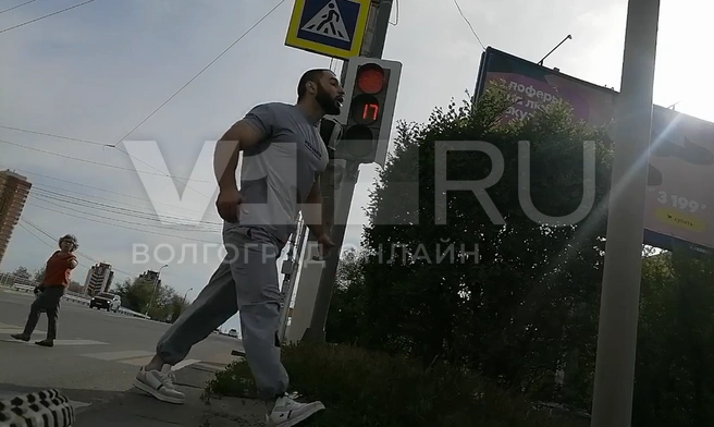 «Пошел со всеми разбираться». Амбал с бородой напал на велосипедиста в Волгограде, когда тот не уступил ему дорогу | Источник: соцсети пострадавшего