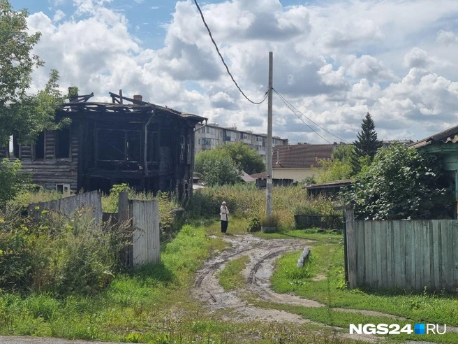 Светлана Подчасова&nbsp;— между двух домов: в левом 18 лет назад жестоко убили ее дочь, в правом она живет с 2014 года | Источник: Светлана Чернушевич / NGS24.RU