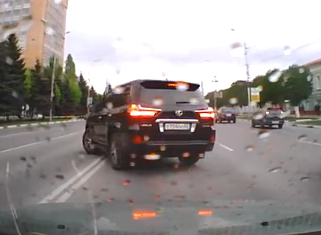 В центре Рязани водитель Lexus грубо нарушил ПДД (видео) | ya62.ru
