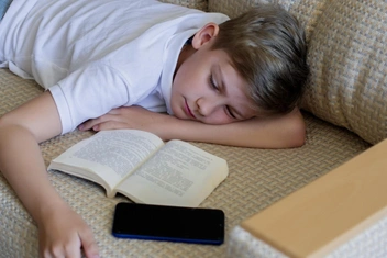 Угадайте, какое поколение россиян не любит дочитывать книги. А мы расскажем, как они себя оправдывают