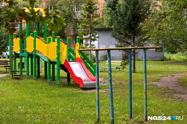 Современная горка выглядит безопасной, не считая обрыва в конце | Источник: Мария Ленц / NGS24.RU