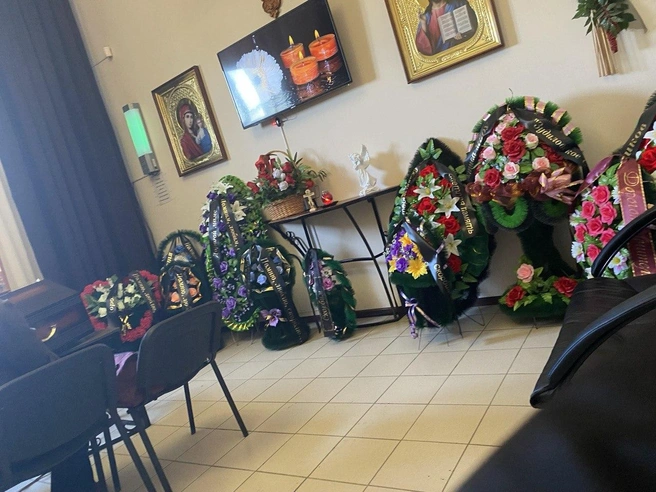 В зале было много цветов и венков от родственников, коллег и волонтеров | Источник: Ирина Господаренко / NGS22.RU