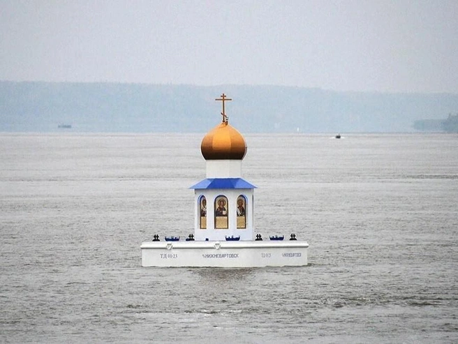 Уникальная плавучая часовня-маяк возле Ханты-Мансийска | Источник: patriarchia.ru