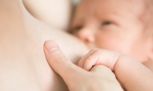 ВОЗ: Новорожденные должны получать грудное молоко в первый час жизни