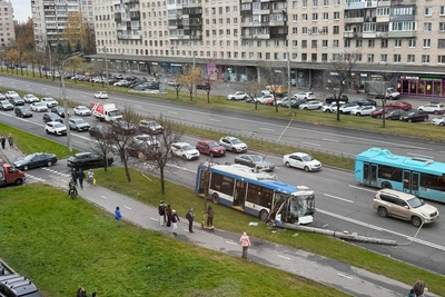 Троллейбус №29 врезался в столб на проспекте Славы