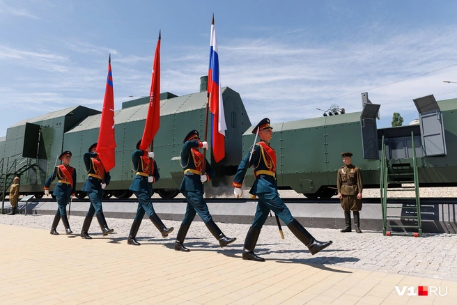 Церемония началась со вноса флагов России, Победы и Волгоградской области | Источник: Алексей Волхонский / V1.RU