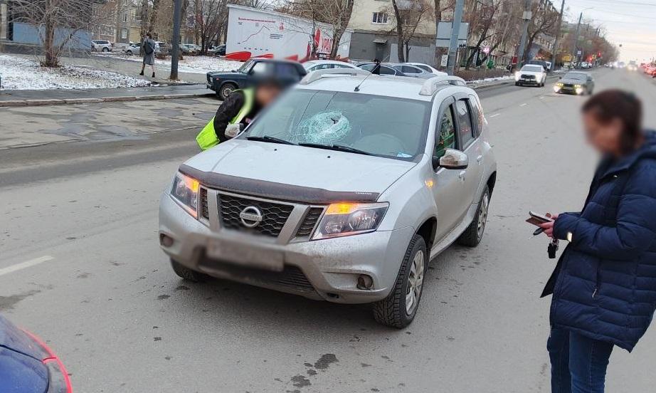 Деталь троллейбуса пробила стекло кроссовера