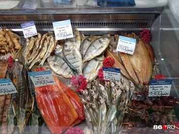 Некоторые товары можно съесть, не отходя от кассы | Источник: Мария Гришкина / 86.RU