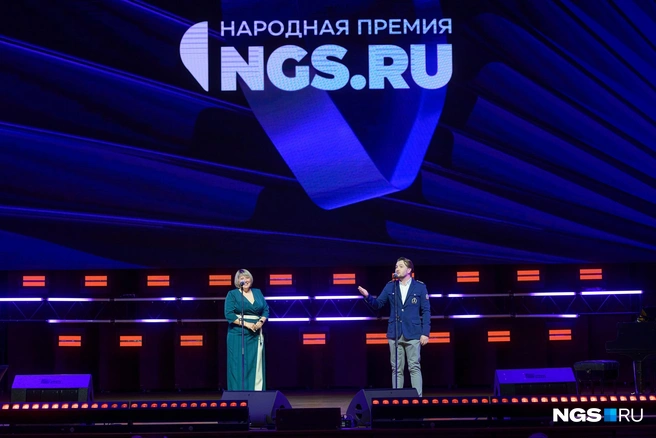 Влад Кадони назвал победителя в номинации «Лучший жилой комплекс». Ведущие пошутили, что ему даже открывать для этого конверт необязательно, но бывший телеэкстрасенс не стал применять магию вне шоу | Источник: Евгений Ступак / NGS.ru