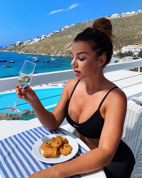 Анна Седокова надела для выступления платье с накладными сосками | woman.ru